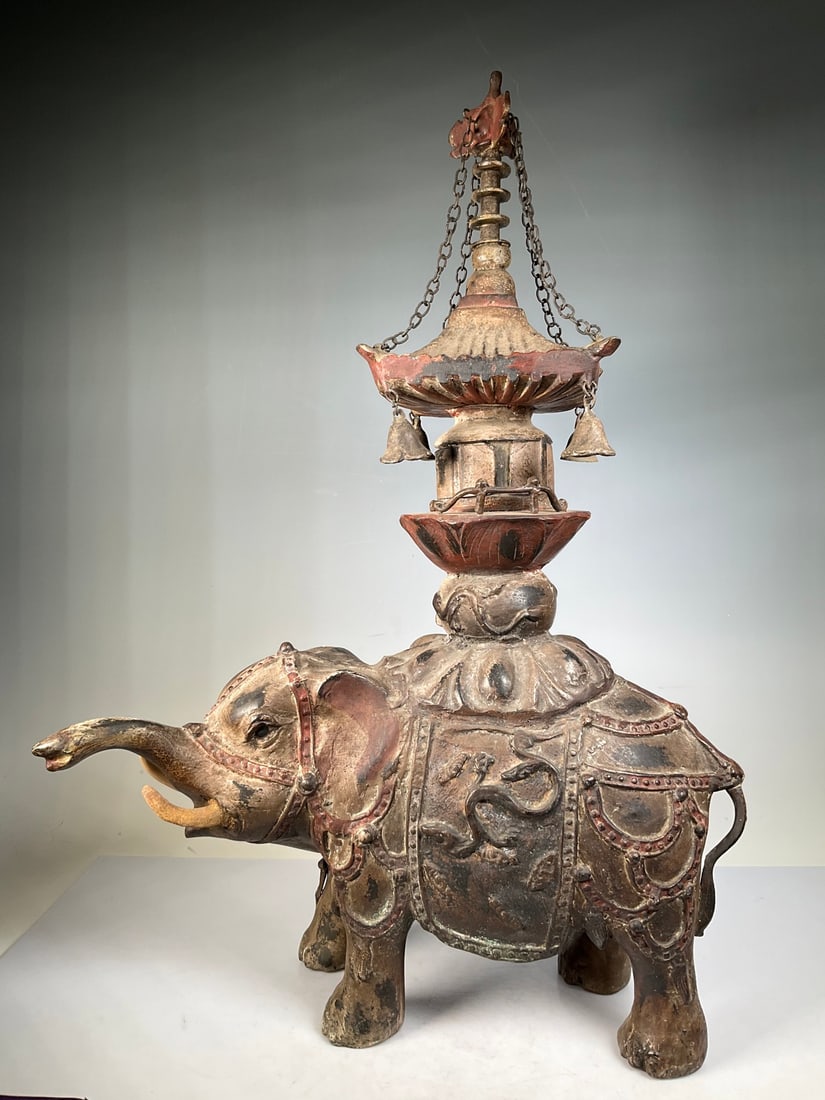 An Exquisite Bronze Elephant Ornament (1 of 12)