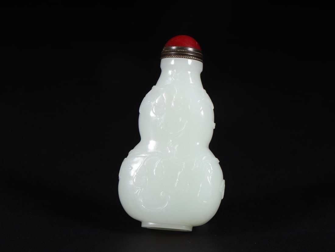 An Exquisite White Jade Melon and Fruit Pattern Snuff Bottle (1 of 9)