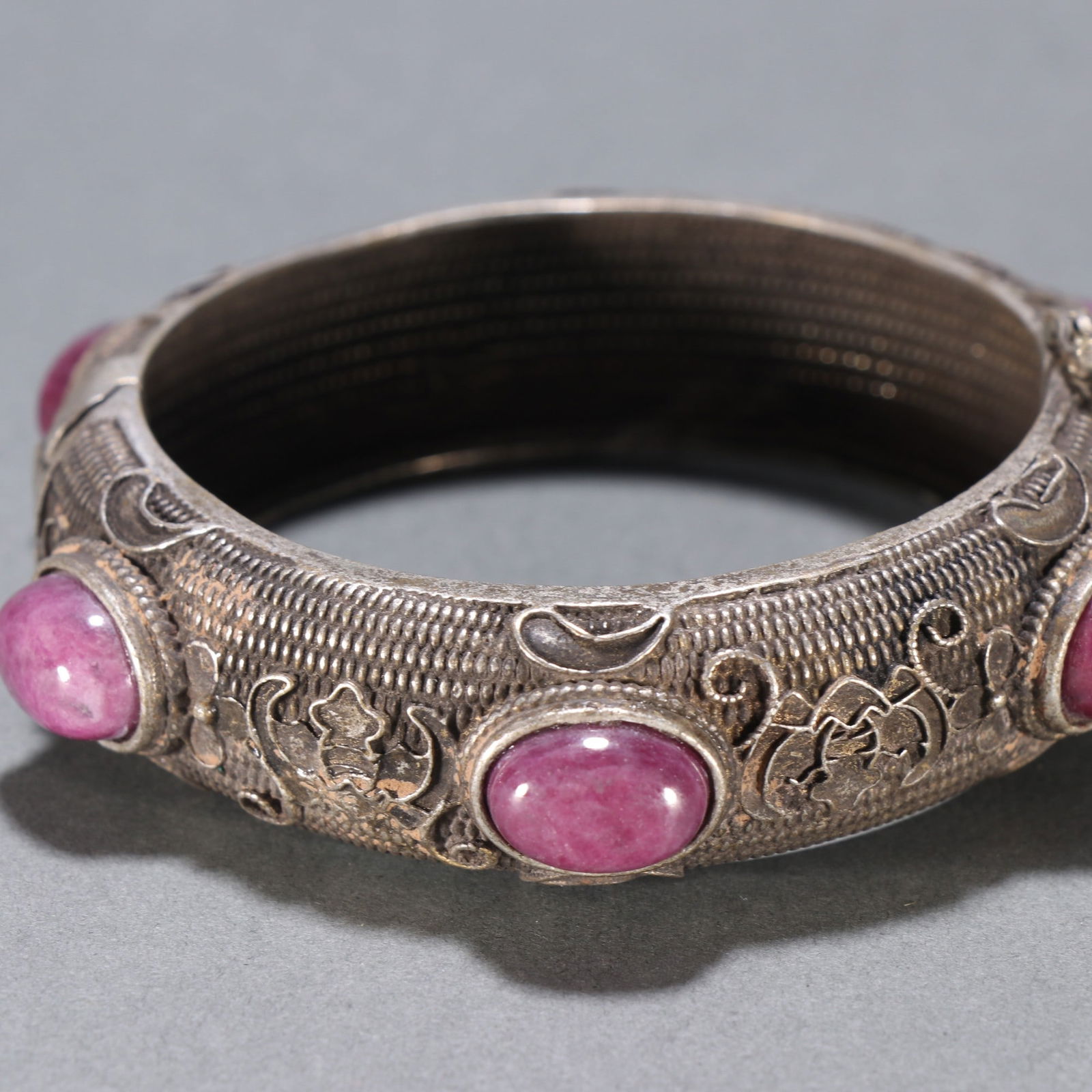 An Exquisite Silver Inlaid Red Gems Bracelets (1 of 9)