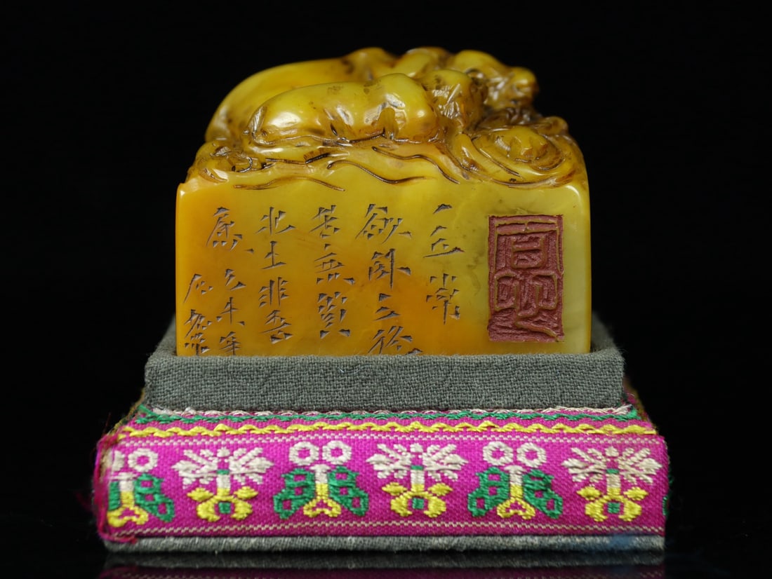 An Exquisite Tianhuang Stone Buffalo Pattern Seal Ornament: An Exquisite Tianhuang Stone Buffalo Pattern Seal Ornament Qing Dynasty, China Size:2.2inx1.8inx1.6in Weight:214g田黄石印章摆件 中国清ߣ