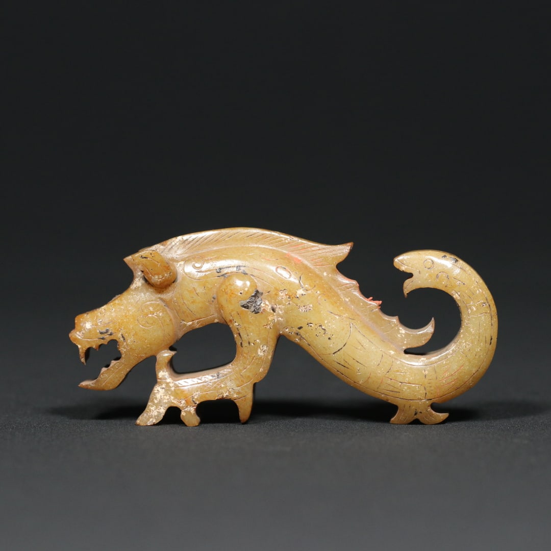 An Exquisite White Jade Dragon Ornament: An Exquisite White Jade Dragon Ornament the Warring States period in China Size:3inx0.7inx1.4in Weight:47.3g白玉龙头凤尾玉龙