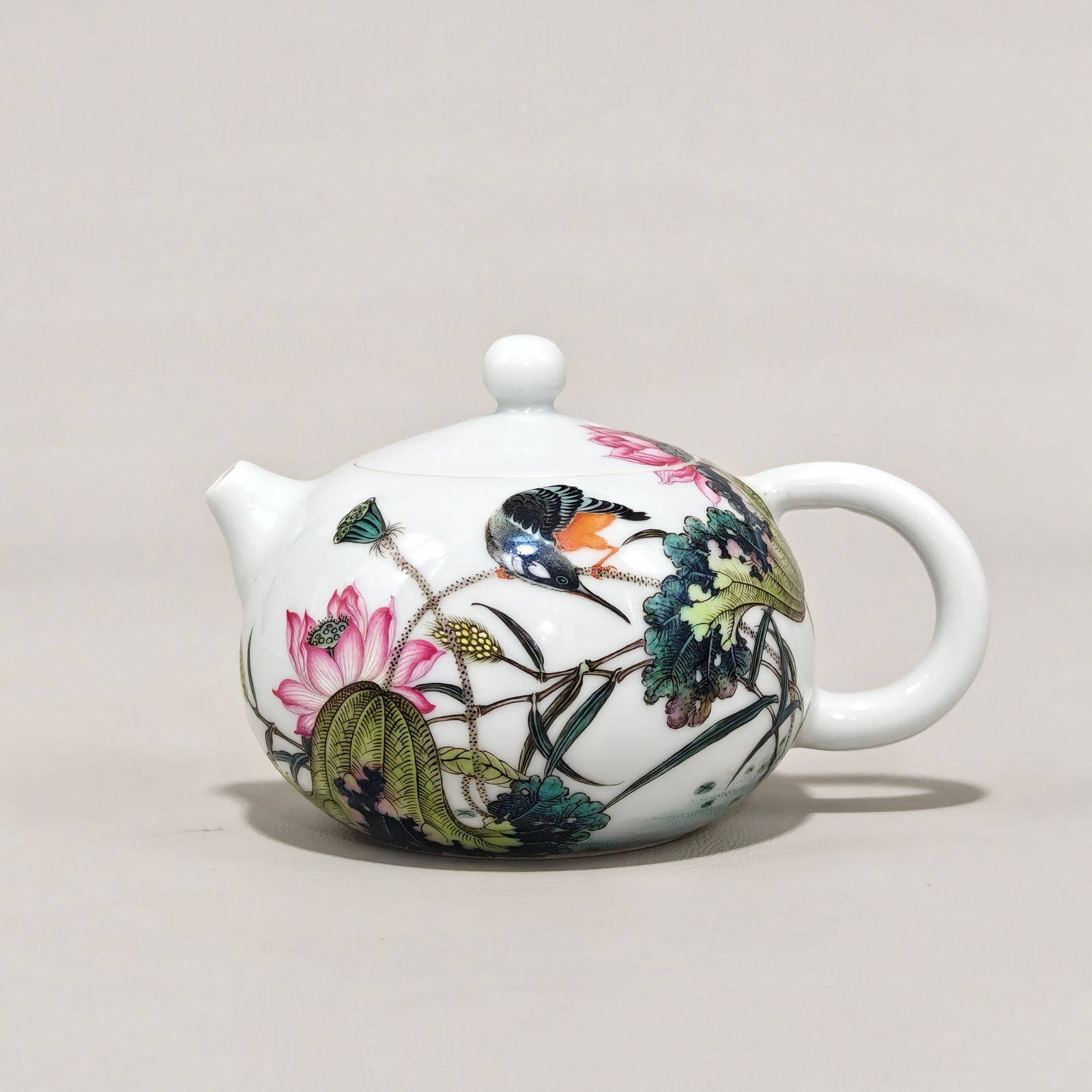 An Exquisite Enamel Flower and Bird Pattern with poem Teapot: An Exquisite Enamel Flower and Bird Pattern with poem Teapot Qing Dynasty, China Yongzheng Four-character Mark Size:3inx4.5in珐琅彩和和美美纹茶