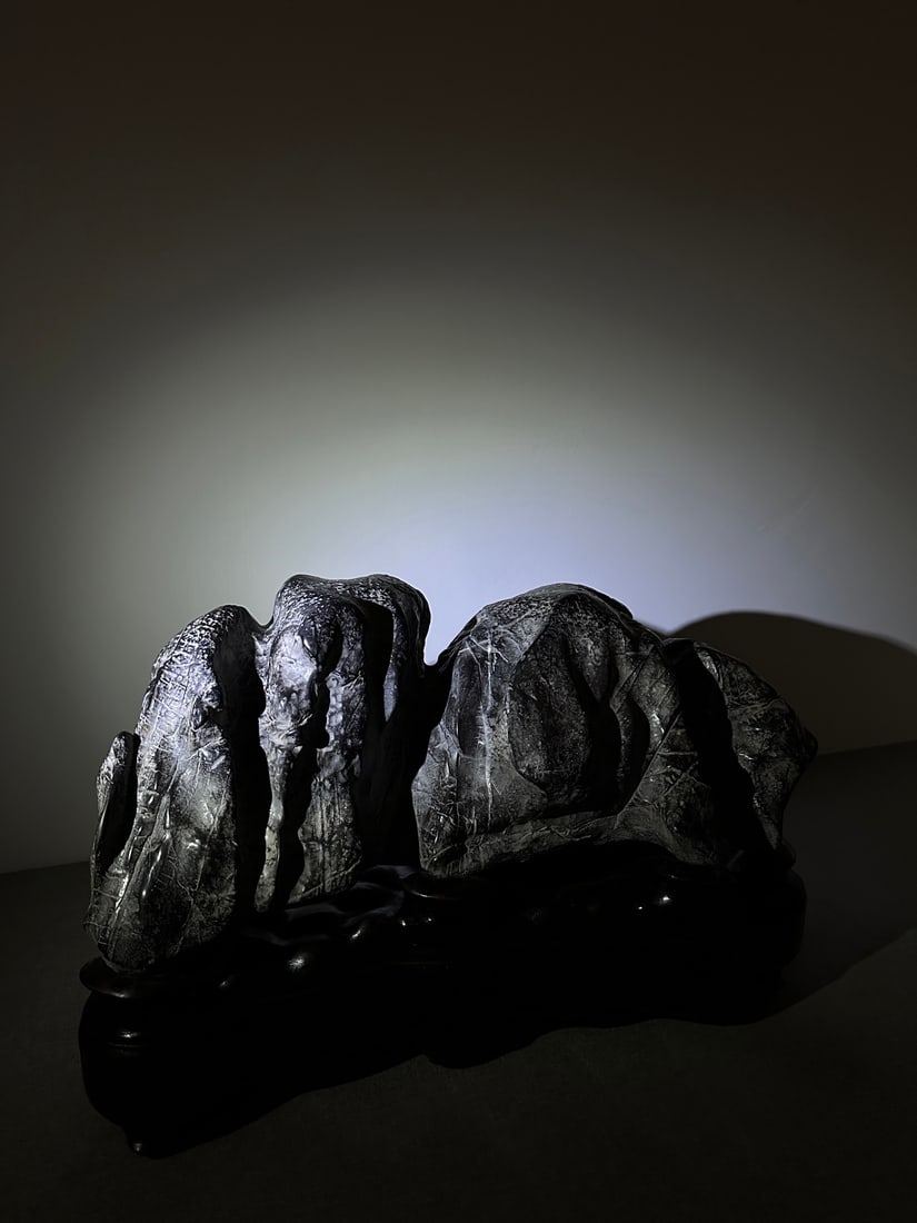 An Exquisite Lingbi Stone Rockery Ornament: An Exquisite Lingbi Stone Rockery Ornament Qing Dynasty, China Size:18.9inx11.8inx8.7in灵璧石文房山摆件 中国清代 Size:48cmx30cmx