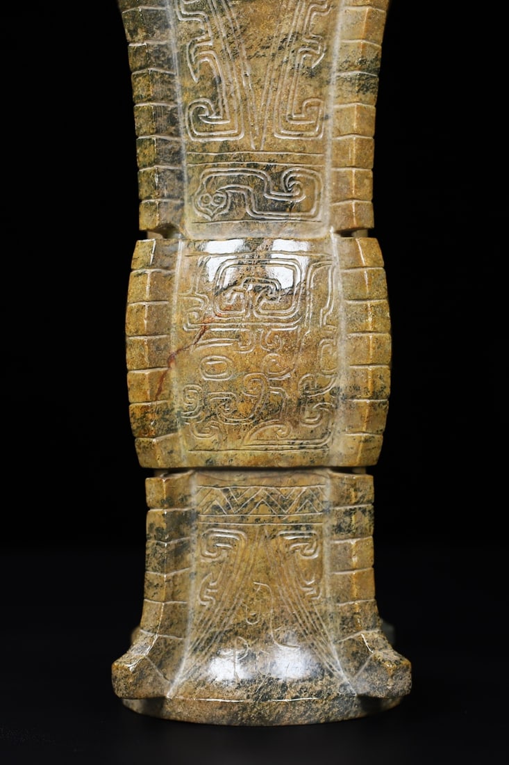 An Exquisite White Jade Dragon Pattern Vase - 2