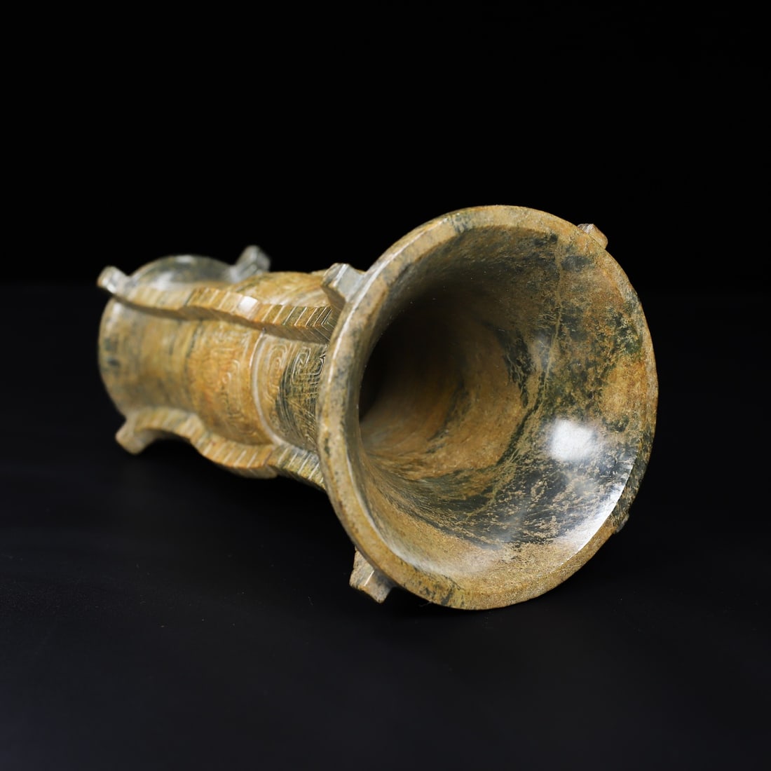 An Exquisite White Jade Dragon Pattern Vase - 9