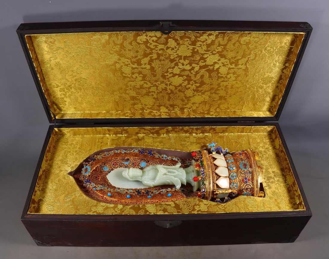 An Exquisite Gilt Bronze Inlaid White Jade Statue of Avalokitesvara: An Exquisite Gilt Bronze Inlaid White Jade Statue of Avalokitesvara Qing Dynasty, China Qianlong Four-character Mark Size:16.1inx5.5inx3.3in Weight:1594g铜鎏金镶嵌白