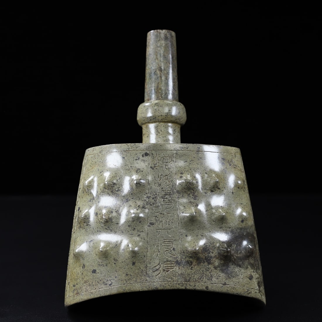 An Exquisite White Jade With Inscription Ornament: An Exquisite White Jade With Inscription Ornament Han Dynasty, China Size:10.5inx7.3inx4.5in Weight:2.671kg白玉编钟 中国汉代 Size:26.6cmx18.6cmx11.4cm