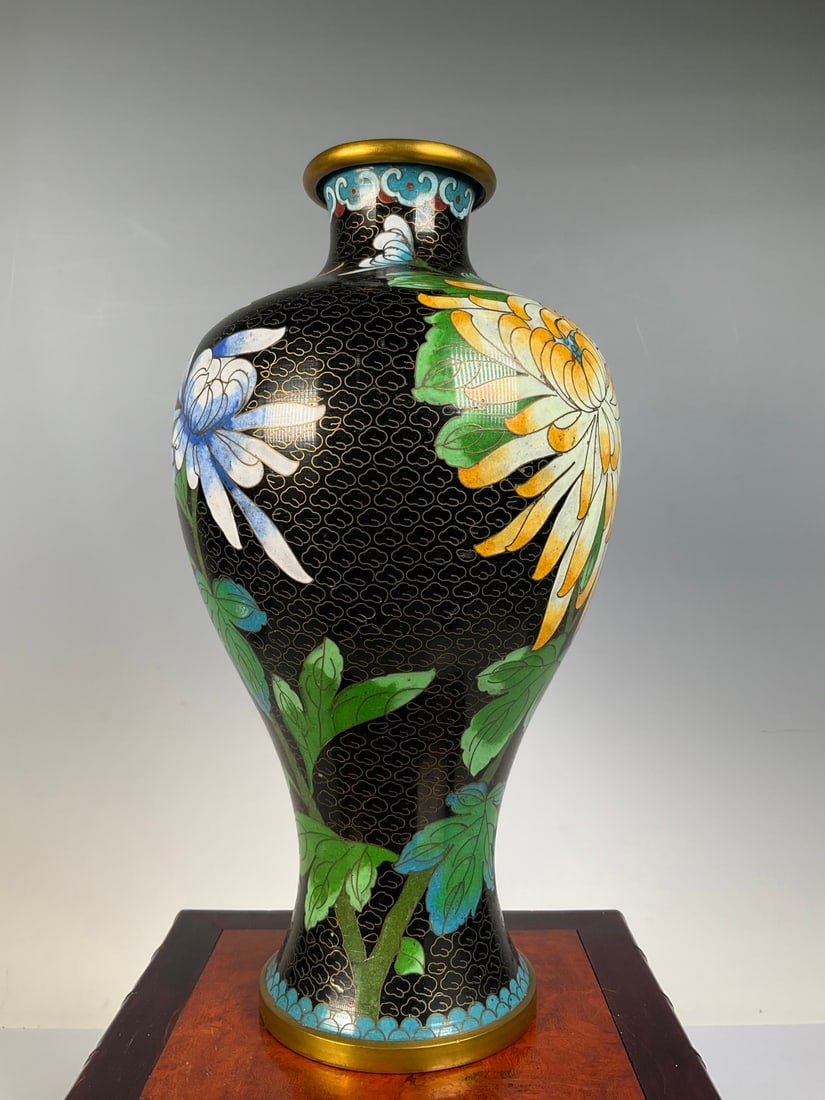 An Exquisite Cloisonne Flower Pattern Vase (1 of 6)