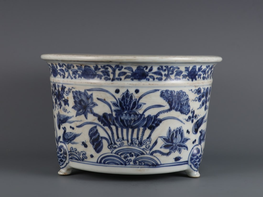 An Exquisite Blue and White Flower and Bird Pattern Tripod Censer: An Exquisite Blue and White Flower and Bird Pattern Tripod Censer Ming Dynasty, China Size:7.1inx11.3in青花荷塘清趣图三足香炉 中