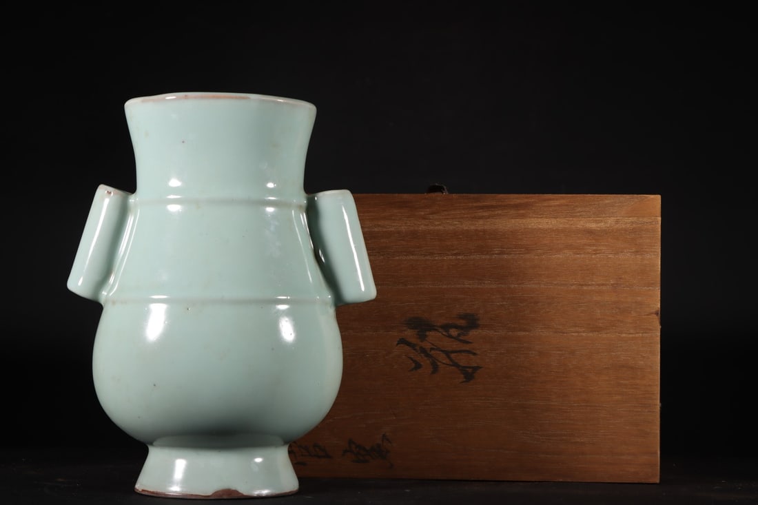 An Exquisite Guan yao Celadon Glazed Double-Ears Vase: An Exquisite Guan yao Celadon Glazed Double-Ears Vase Song Dynasty, China Size:8.7inx7.1in官窑粉青釉贯耳瓶 中国宋代 Size:22cmx18