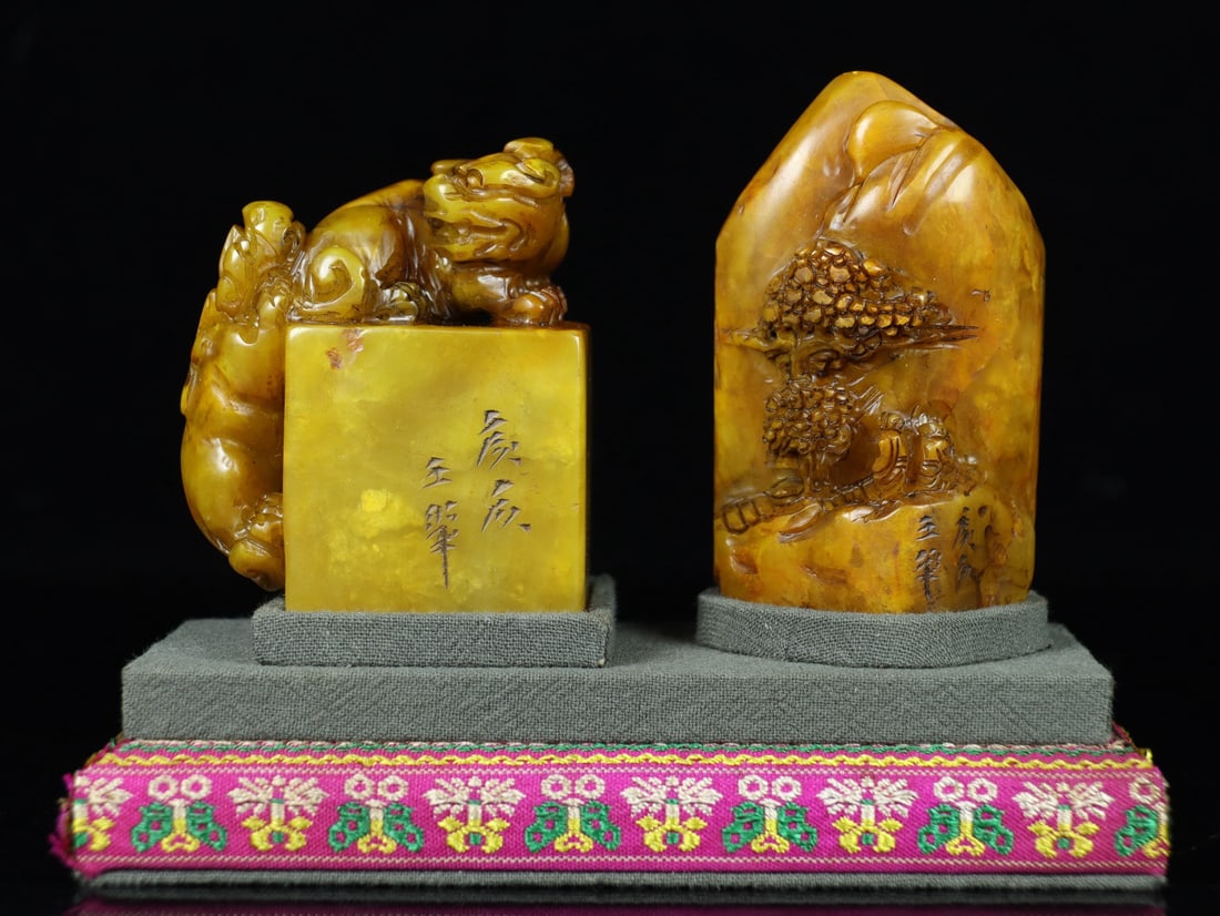 An Exquisite Tianhuang Stone Auspicious Beast Seal Ornament: An Exquisite Tianhuang Stone Auspicious Beast Seal Ornament Qing Dynasty, China Size:5.9inx4.3inx2.4in Weight:381g田黄石印章摆件