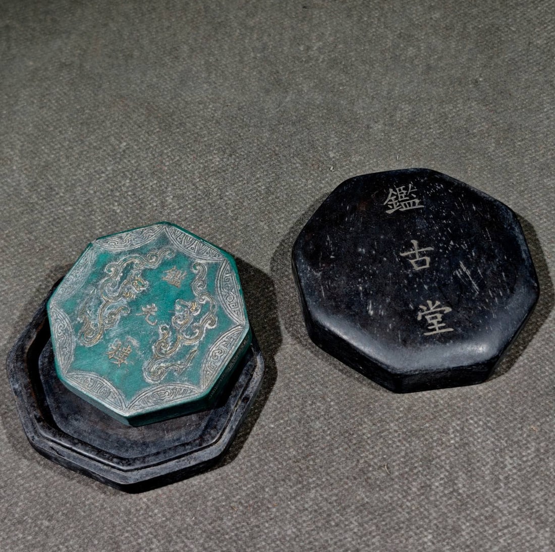 An Exquisite Landscape Pattern with poem Inkstone: An Exquisite Landscape Pattern with poem Inkstone Qing Dynasty, China Size:2.9inx2.9inx0.8in Weight:125g诗文砚台 中国清代 Size:7.3cmx7.3cmx2.1cm 
