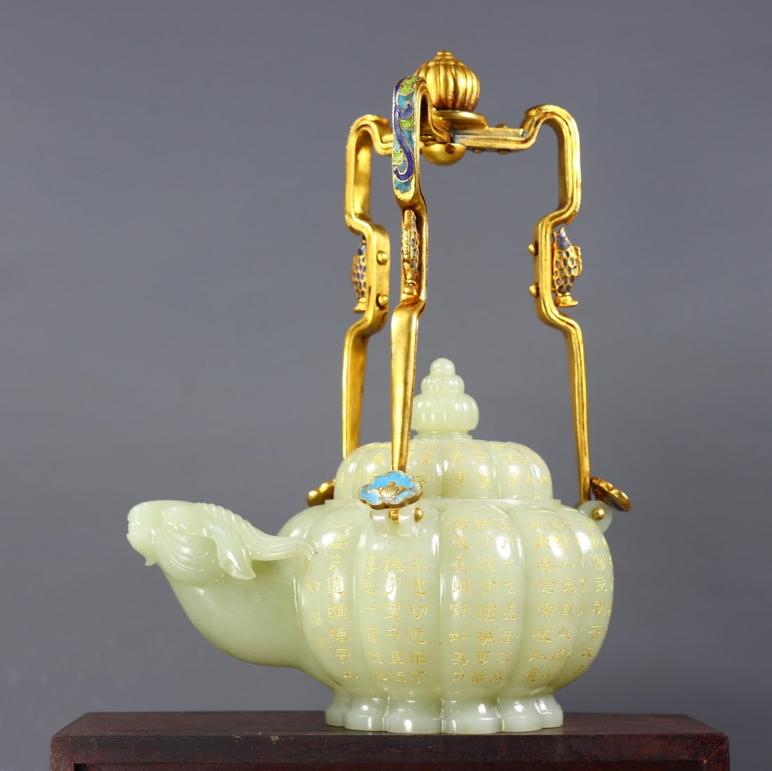 An Exquisite White Jade Cover with Gold with poem Ewer: An Exquisite White Jade Cover with Gold with poem Ewer Qing Dynasty, China Qianlong Four-character Mark Size:9.3inx6.5inx4.5in Weight:851g白玉包金羊头壶