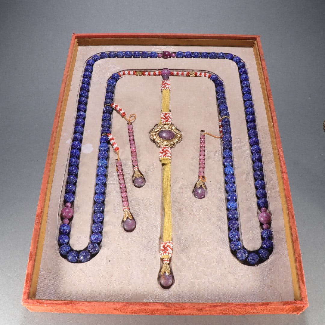 A Set of Fine Lapis Lazuli Painted Gold Round beads: A Set of Fine Lapis Lazuli Painted Gold Round beads Qing Dynasty, China Size:0.6in青金石朝珠一盘 中国清代 Size:1.4cm