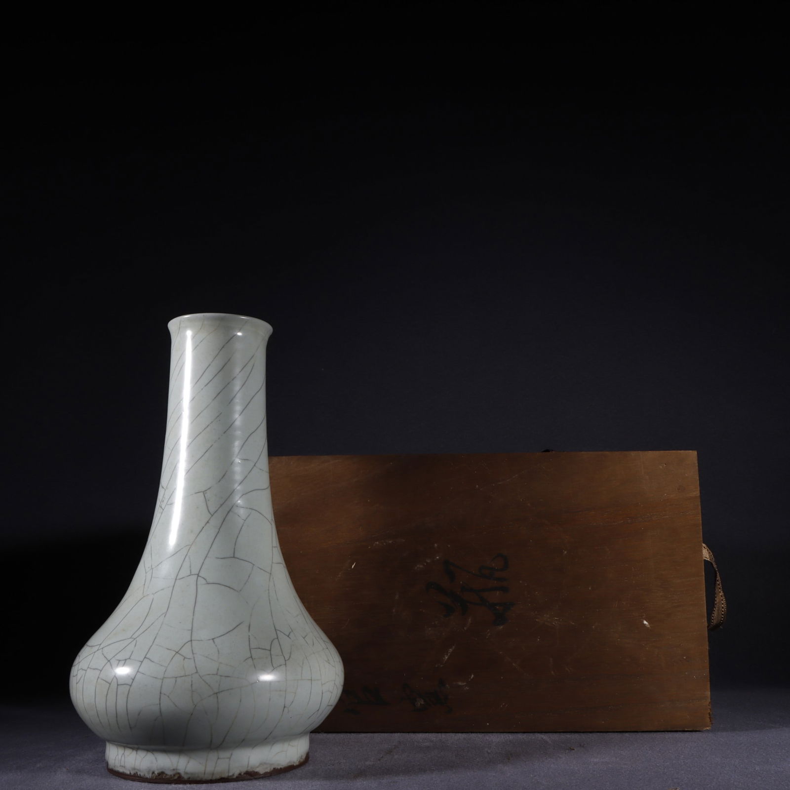 An Exquisite Guan yao Vase: An Exquisite Guan yao Vase Song Dynasty, China Size:11inx6.3in官窑月白釉直颈瓶 中国宋代 Size:28cmx16cm