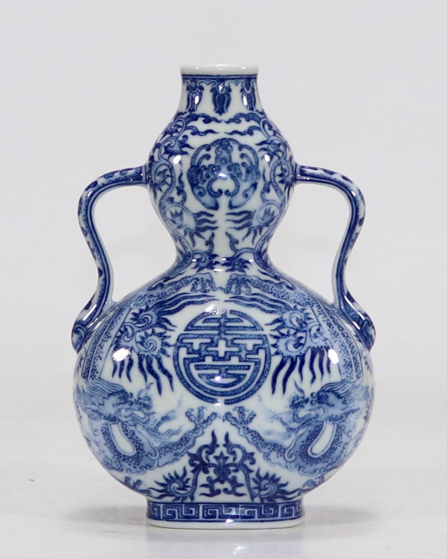 An Exquisite Blue and White Chi-Dragon Pattern Bats and Peach Pattern Double-Ears Vase: An Exquisite Blue and White Chi-Dragon Pattern Bats and Peach Pattern Double-Ears Vase Qing Dynasty, China Qianlong Six-character Mark Size:7.3in青花螭龙纹如意