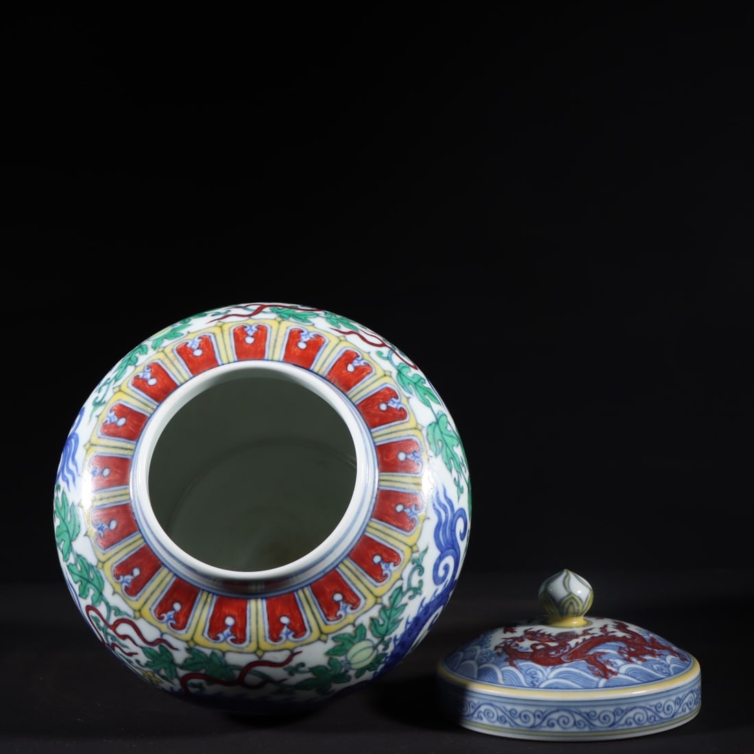 A Rare Doucai Dragon Pattern Jar - 8