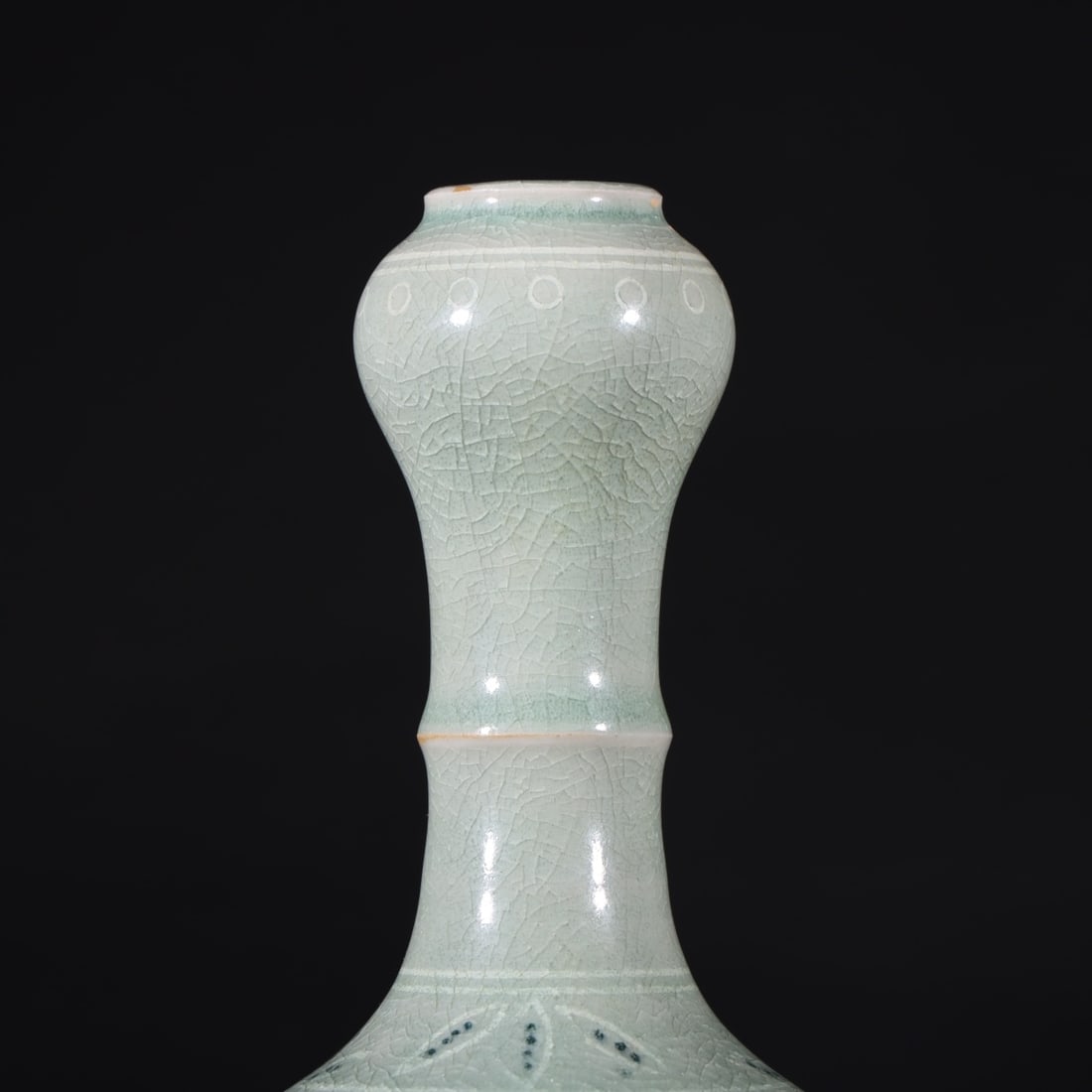 An Exquisite Celadon Crane Pattern Vase - 2