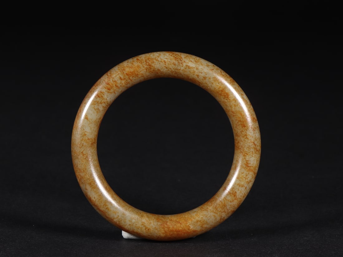 An Exquisite White Jade Bracelets: An Exquisite White Jade Bracelets Qing Dynasty, China Size:(inside diameter)2.3in Diameter Size:3.2in Weight:65g白玉带沁手镯 中国清代 Size:(