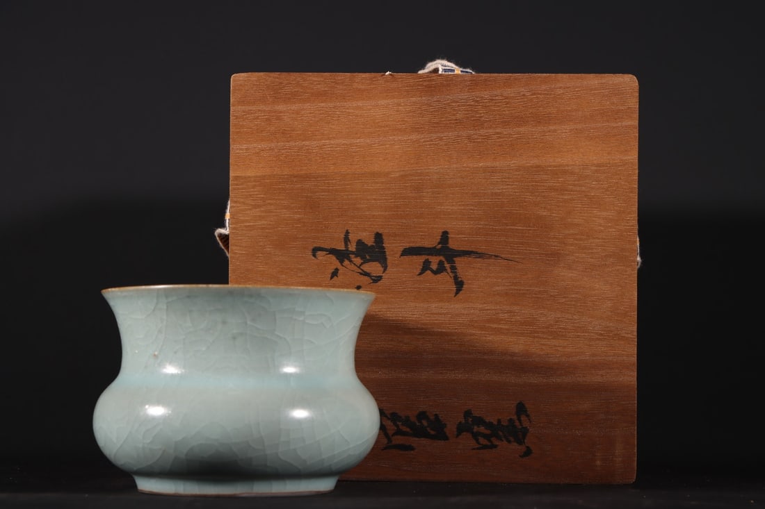 An Exquisite Longquan yao Jar: An Exquisite Longquan yao Jar Song Dynasty, China Size:2.8inx3.9in龙泉官窑渣斗 中国宋代 Size:7cmx10cm