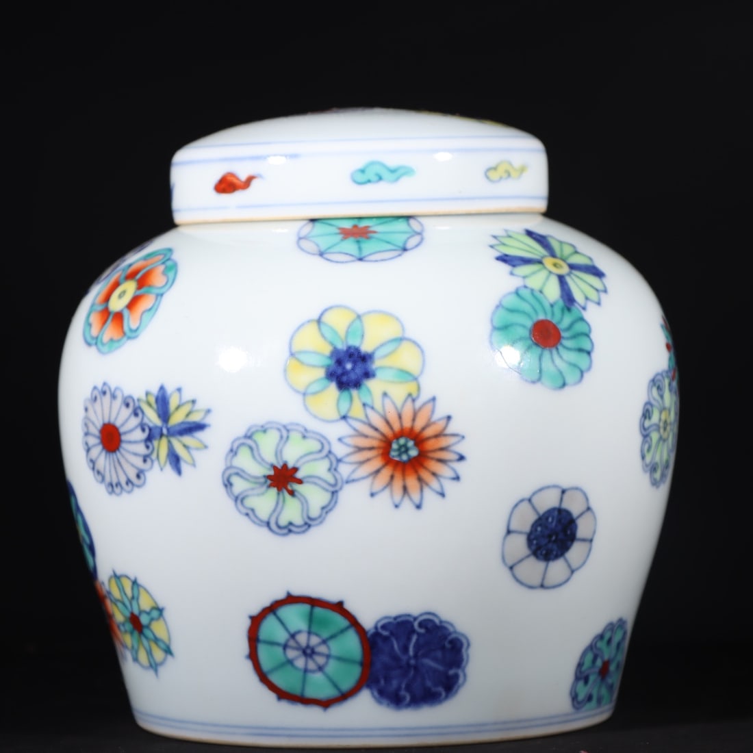 A Rare Doucai Flower Pattern Jar - 2