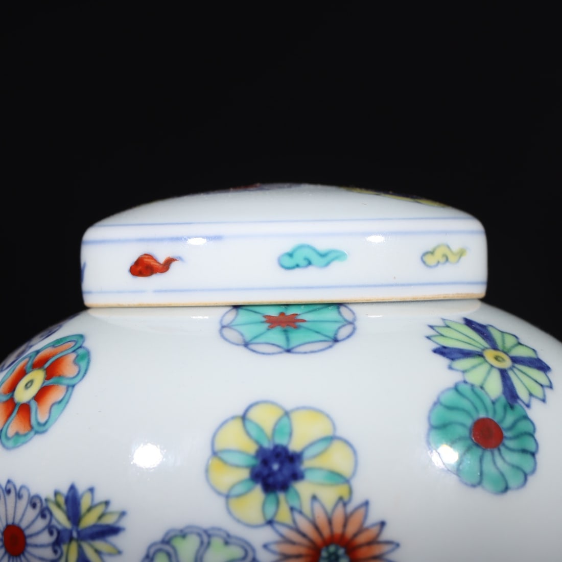 A Rare Doucai Flower Pattern Jar - 3