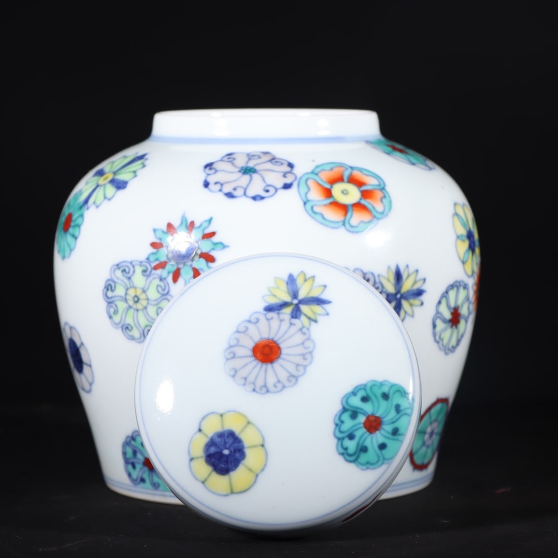 A Rare Doucai Flower Pattern Jar - 7