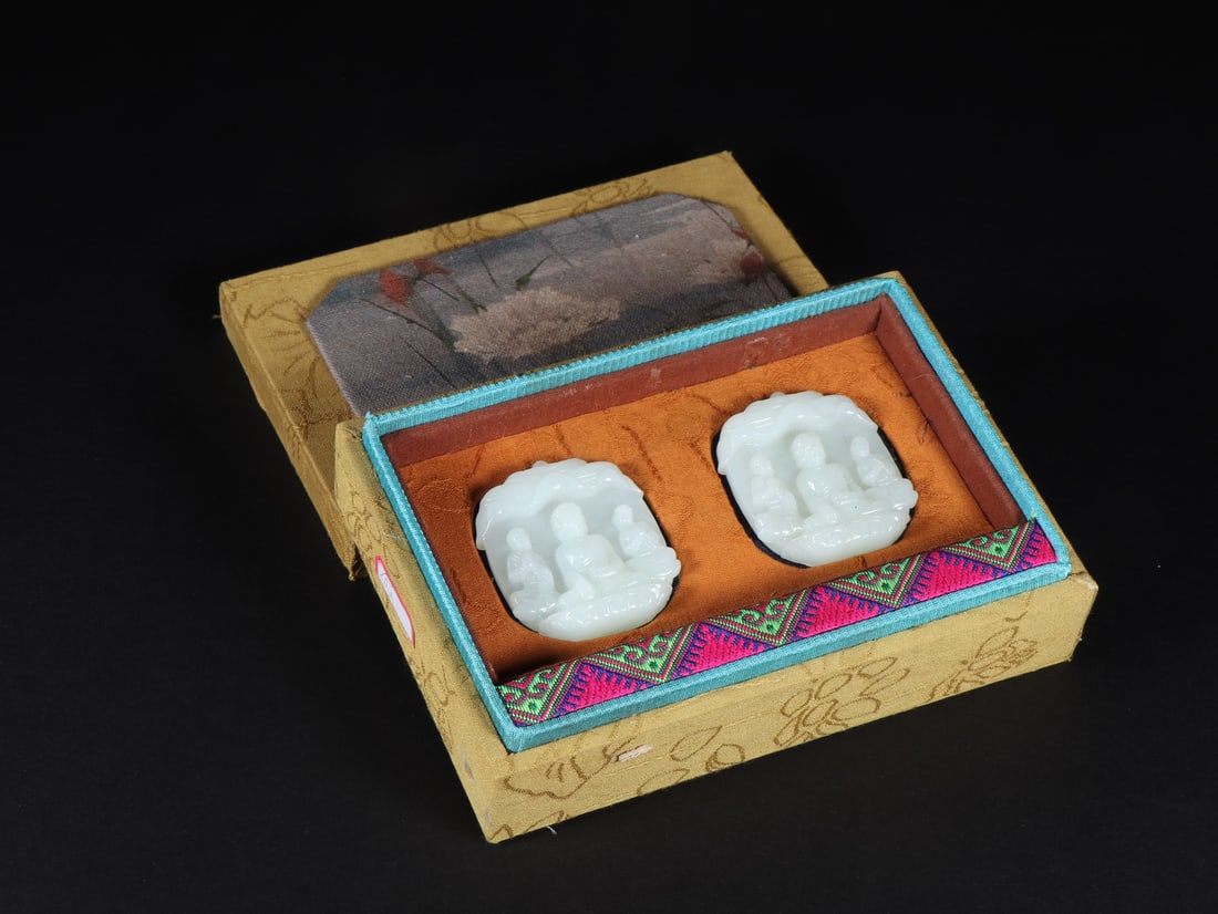 A Pair of Exquisite White Jade Figure Pattern Ornament (1 of 9)