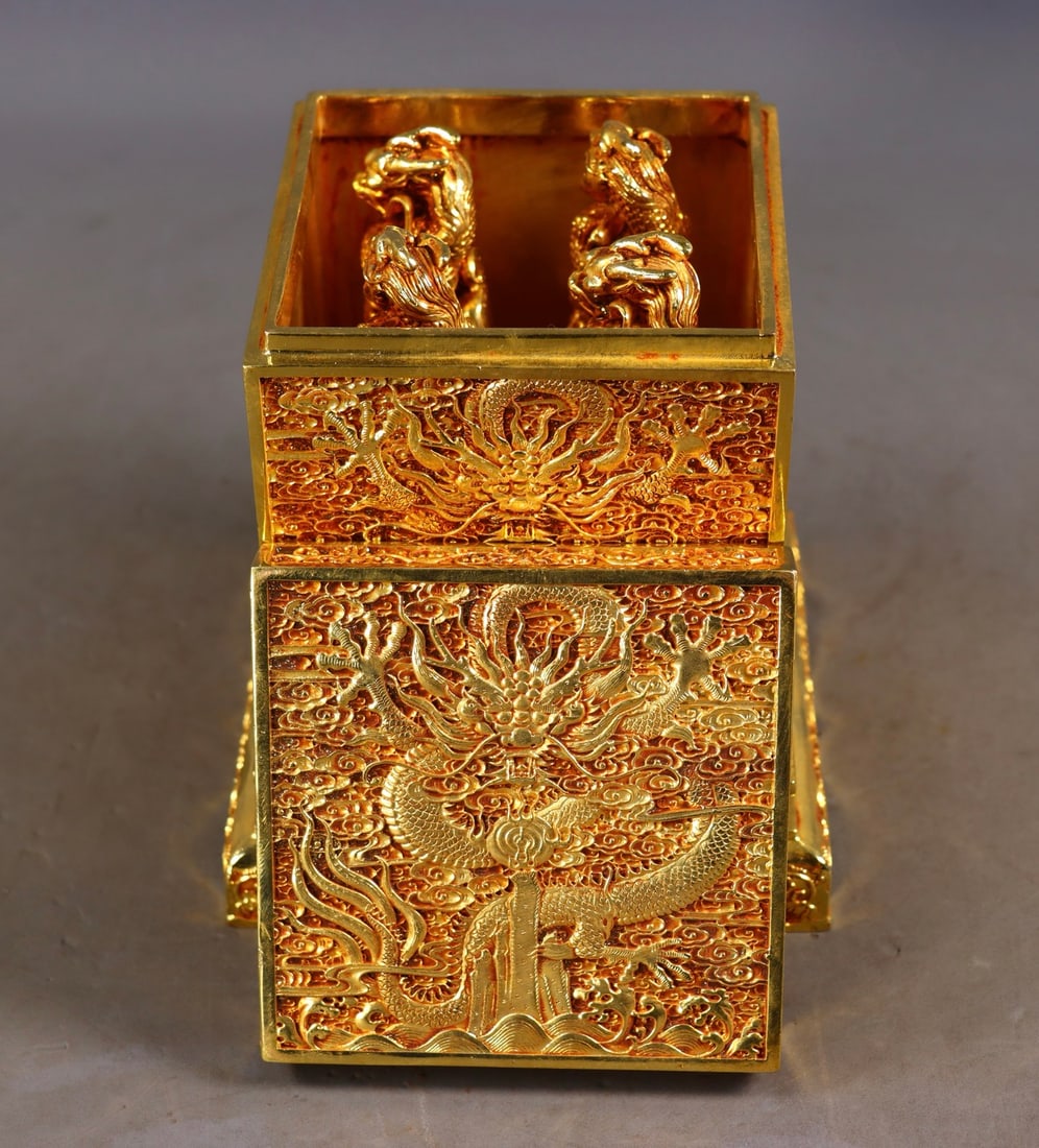 A Set of Fine Gilt Bronze Dragon Pattern Seal: A Set of Fine Gilt Bronze Dragon Pattern Seal Qing Dynasty, China Size:6.1in4.9inx4.9in Size:4.3in1.2inx1.2in Weight:4267g铜鎏金印章一盒 中国ę