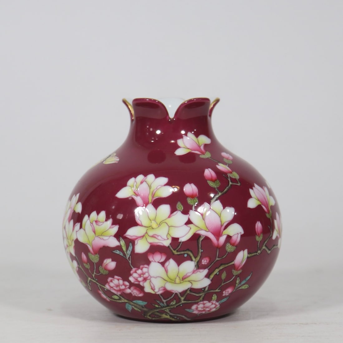 An Exquisite Enamel Flower and Butterfly Pattern Vase: An Exquisite Enamel Flower and Butterfly Pattern Vase Qing Dynasty, China Yongzheng Four-character Mark Size:3.7inx3.7in珐琅彩蝶恋花石榴瓶 中