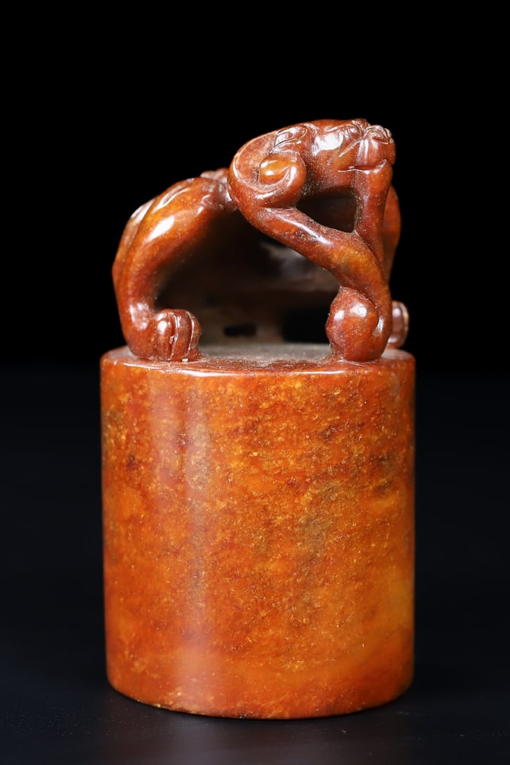 An Exquisite White Jade Chi-Dragon Seal: An Exquisite White Jade Chi-Dragon Seal Han Dynasty, China Size:3.5inx1.9in Weight:309.5g白玉镂空螭龙圆龙印章