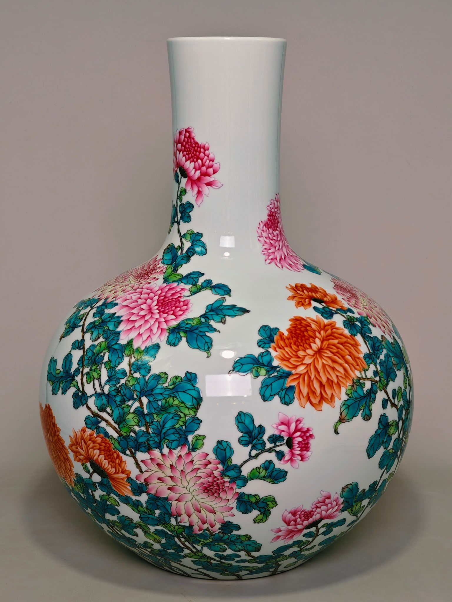 An Exquisite Famille-Rose Flower Pattern Vase (1 of 9)