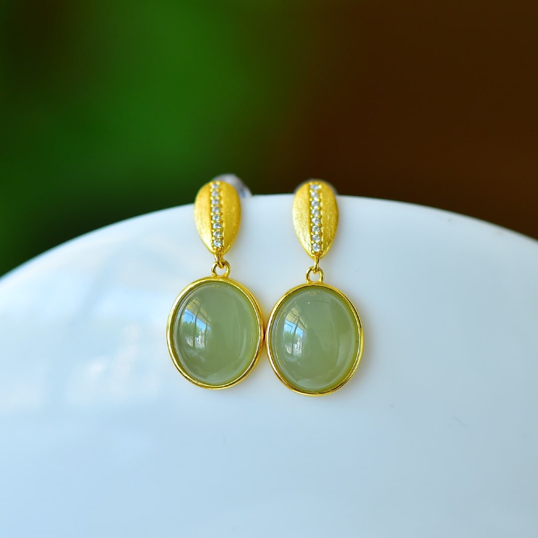 A Pair of Exquisite Sterling Silver-Gold Plated Inlaid Sapphire Earrings: A Pair of Exquisite Sterling Silver-Gold Plated Inlaid Sapphire Earrings Size:10mmx12mm 一对纯银镀金镶青玉耳环