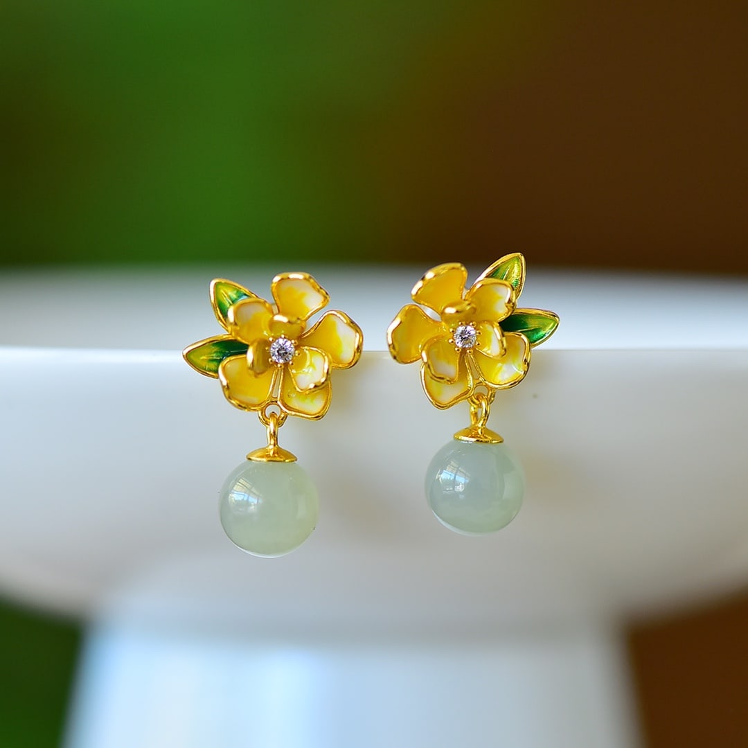 A Pair of Exquisite Sterling Silver-Gold Plated Inlaid Sapphire Enamel Earrings: A Pair of Exquisite Sterling Silver-Gold Plated Inlaid Sapphire Enamel Earrings Size:8mmx8mm 一对纯银镀金镶青玉珐琅耳环