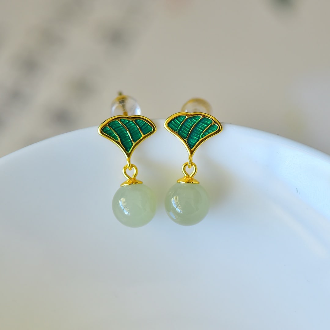 A Pair of Exquisite Sterling Silver-Gold Plated Inlaid Sapphire Enamel Earrings: A Pair of Exquisite Sterling Silver-Gold Plated Inlaid Sapphire Enamel Earrings Size:8mmx8mm 一对纯银镀金镶青玉珐琅耳环