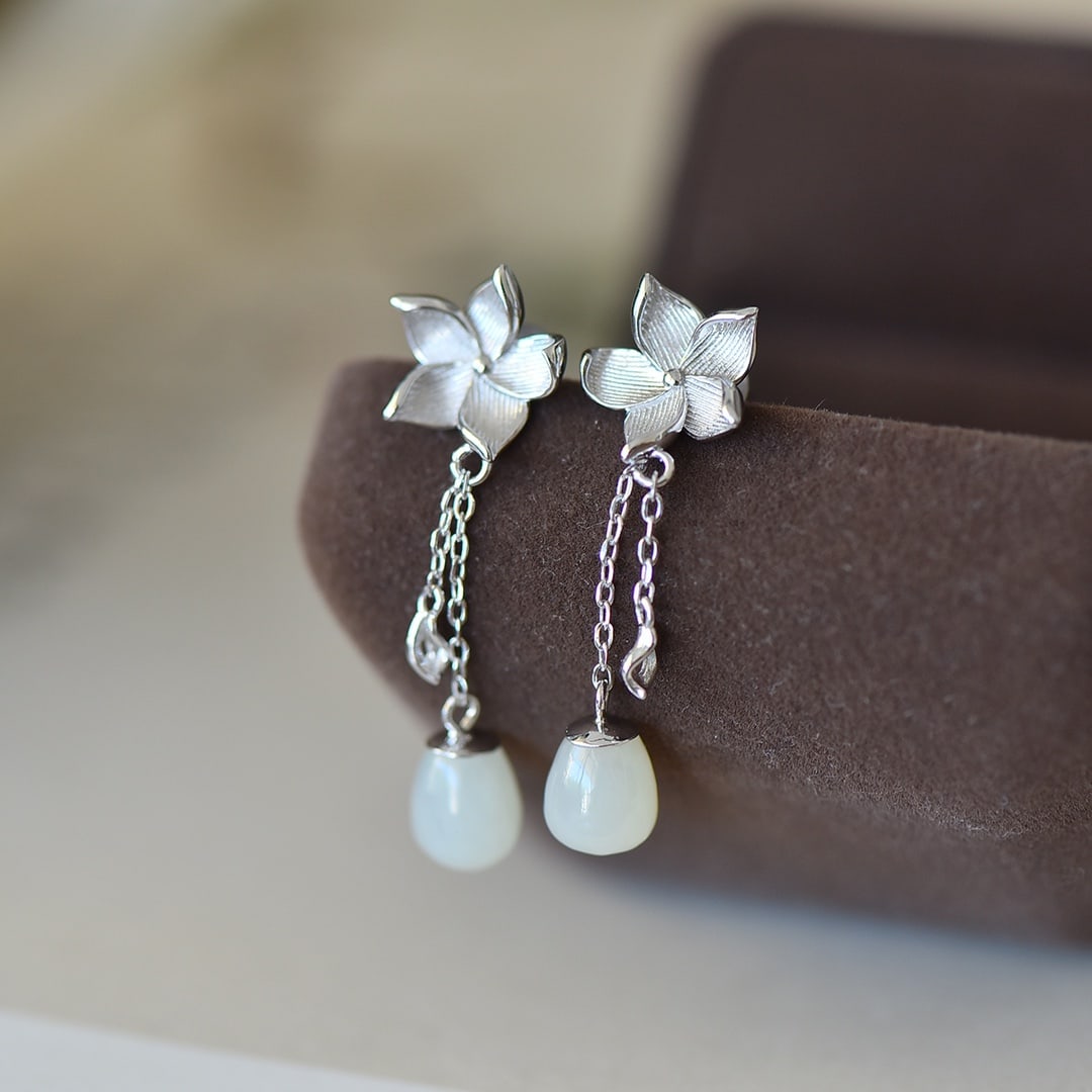 A Pair of Exquisite Sterling Silver Inlaid White Jade Earrings: A Pair of Exquisite Sterling Silver Inlaid White Jade Earrings Size:7mmx10mm 一对纯银镶白玉耳环