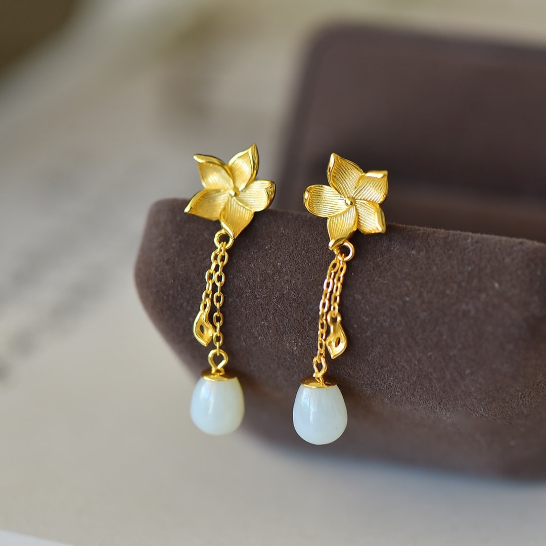 A Pair of Exquisite Sterling Silver-Gold Plated Inlaid White Jade Earrings: A Pair of Exquisite Sterling Silver-Gold Plated Inlaid White Jade Earrings Size:7mmx10mm 一对纯银镀金镶白玉耳环