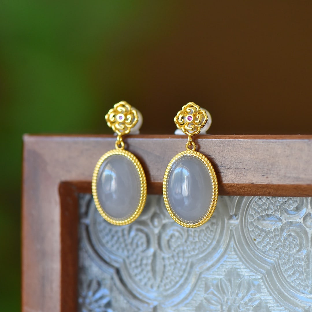 A Pair of Exquisite Sterling Silver-Gold Plated Inlaid Hotan Jade Earrings: A Pair of Exquisite Sterling Silver-Gold Plated Inlaid Hotan Jade Earrings Size:10mmx14mm 一对纯银镀金镶和田玉耳环
