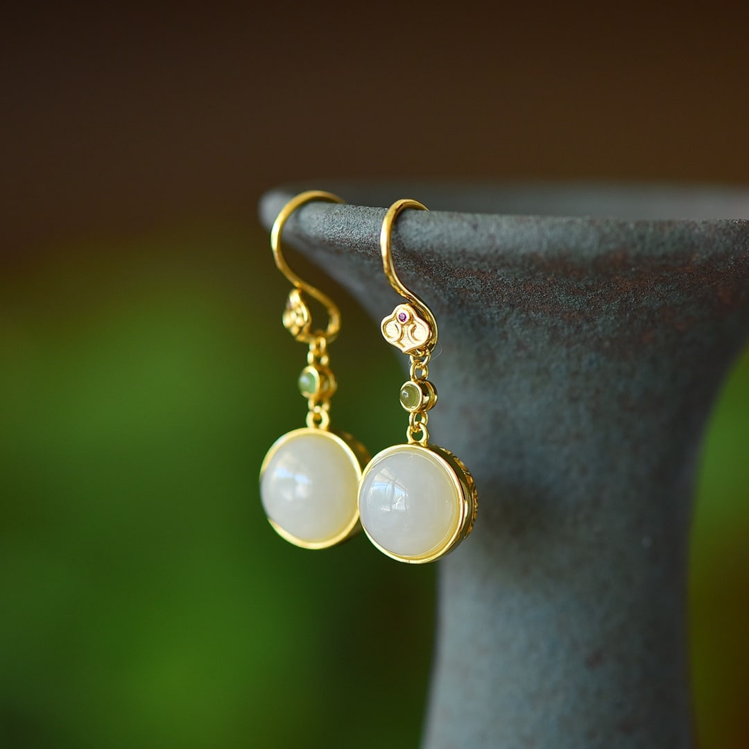 A Pair of Exquisite Sterling Silver-Gold Plated Inlaid White Jade Earrings: A Pair of Exquisite Sterling Silver-Gold Plated Inlaid White Jade Earrings Size:10mmx10mm 一对纯银镀金镶白玉耳环