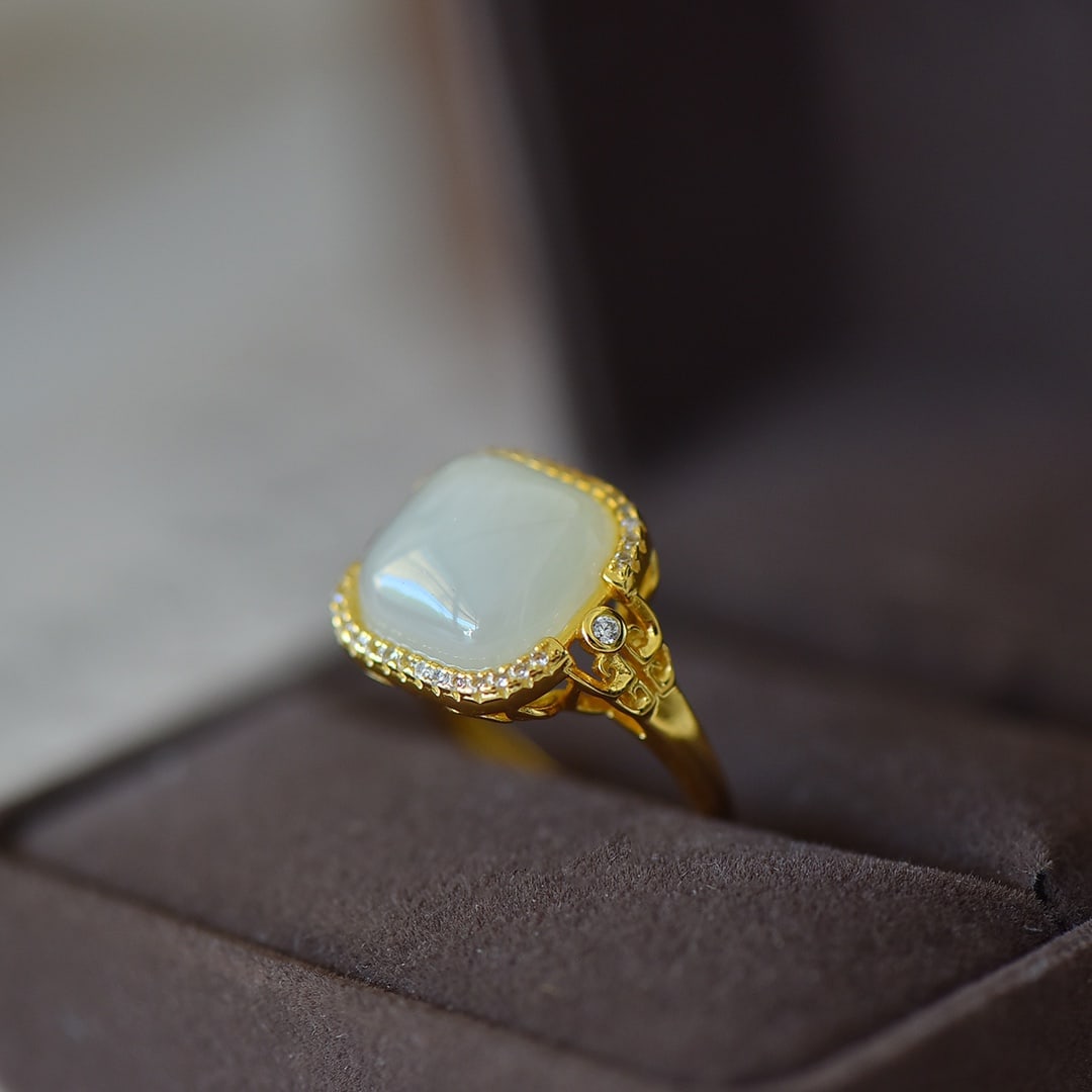 An Exquisite Sterling Silver-Gold Plated Inlaid White Jade Ring,Inlaid Gems: An Exquisite Sterling Silver-Gold Plated Inlaid White Jade Ring,Inlaid Gems Size:12mmx12mm 纯银镀金镶白玉戒指,嵌宝石