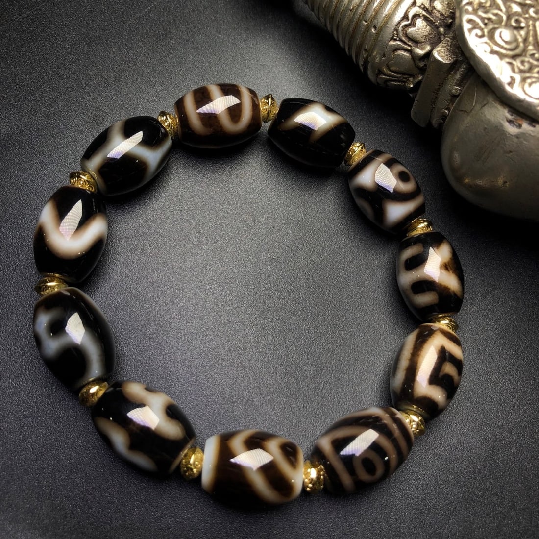 An Exquisite Dzi Bead Bracelets: An Exquisite Dzi Bead Bracelets,Size:16mmx12mm 天珠手串