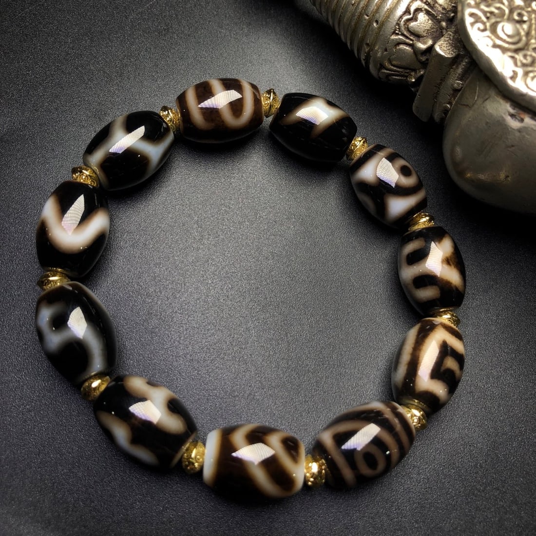 An Exquisite Dzi Bead Bracelets - 4