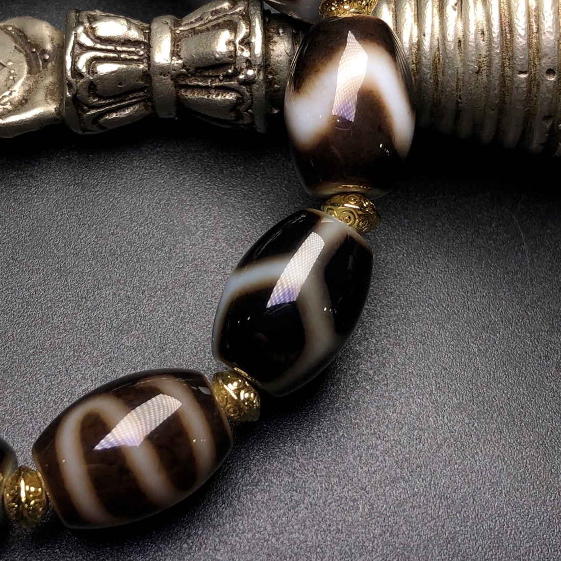 An Exquisite Dzi Bead Bracelets - 7