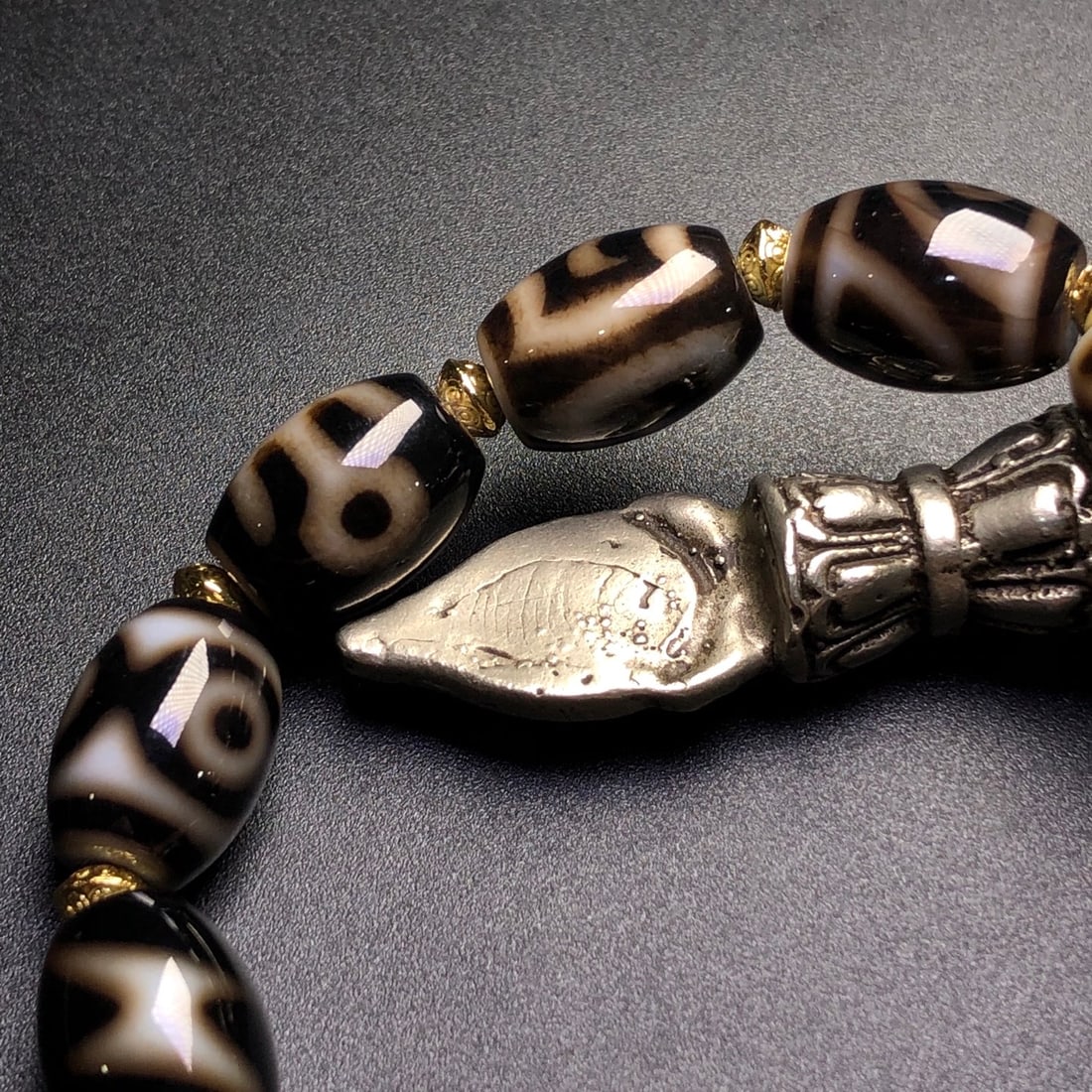 An Exquisite Dzi Bead Bracelets - 8