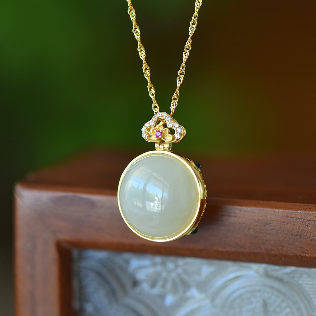 An Exquisite Sterling Silver-Gold Plated Inlaid White Jade Pendant,Inlaid Gems: An Exquisite Sterling Silver-Gold Plated Inlaid White Jade Pendant,Inlaid Gems Size:16mmx16mm 纯银镀金镶白玉吊坠,嵌宝石