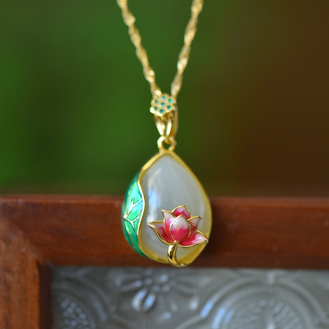 An Exquisite Sterling Silver-Gold Plated Inlaid White Jade Enamel Pendant,Inlaid Gems: An Exquisite Sterling Silver-Gold Plated Inlaid White Jade Enamel Pendant,Inlaid Gems Size:13mmx18mm 