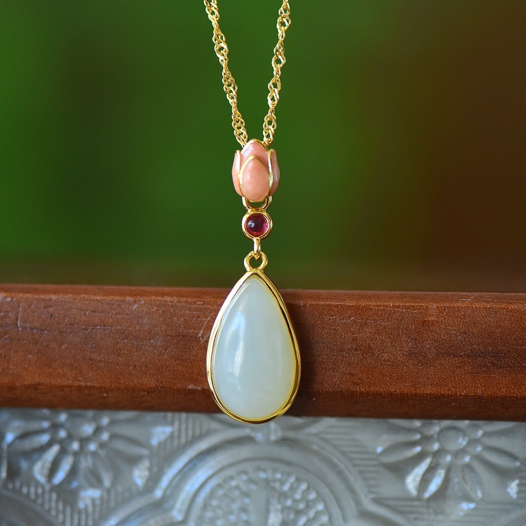 An Exquisite Sterling Silver-Gold Plated Inlaid White Jade Enamel Pendant: An Exquisite Sterling Silver-Gold Plated Inlaid White Jade Enamel Pendant Size:8mmx14mm 纯银镀金镶白玉珐琅吊坠