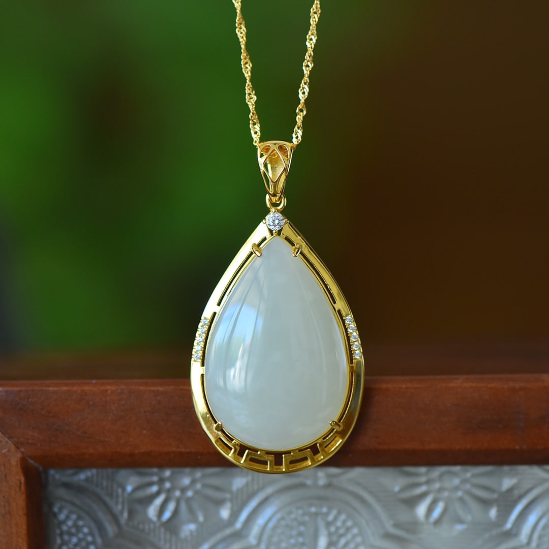 An Exquisite Sterling Silver-Gold Plated Inlaid White Jade Pendant,Inlaid Gems: An Exquisite Sterling Silver-Gold Plated Inlaid White Jade Pendant,Inlaid Gems Size:20mmx30mm 纯银镀金镶白玉吊坠,嵌宝石