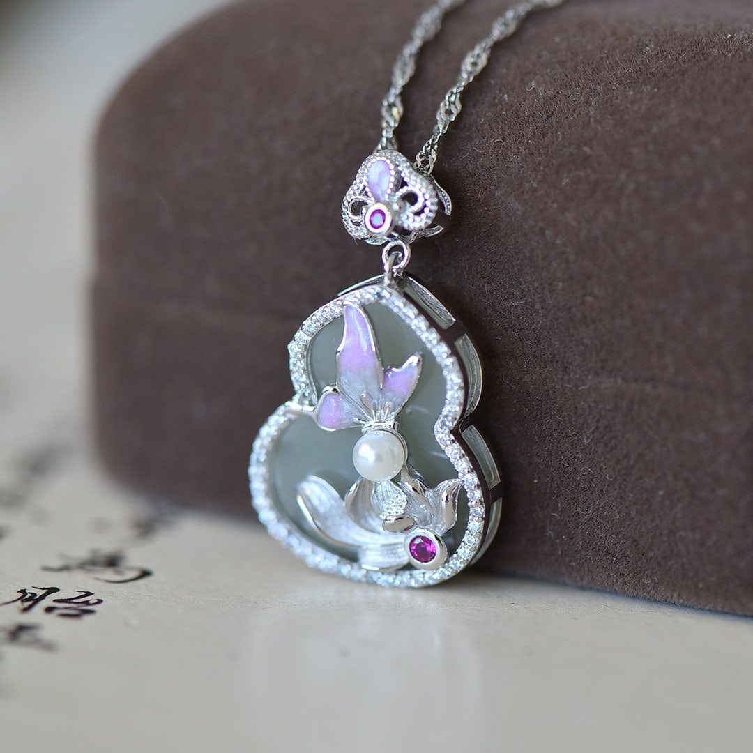 An Exquisite Sterling Silver Inlaid White Jade Enamel Gourd Pendant,Inlaid Gems: An Exquisite Sterling Silver Inlaid White Jade Enamel Gourd Pendant,Inlaid Gems Size:16mmx20mm 