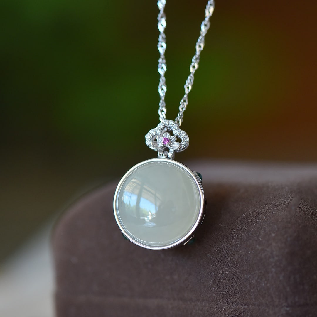 An Exquisite Sterling Silver Inlaid White Jade Pendant,Inlaid Gems: An Exquisite Sterling Silver Inlaid White Jade Pendant,Inlaid Gems Size:16mmx16mm 纯银镶白玉吊坠,嵌宝石